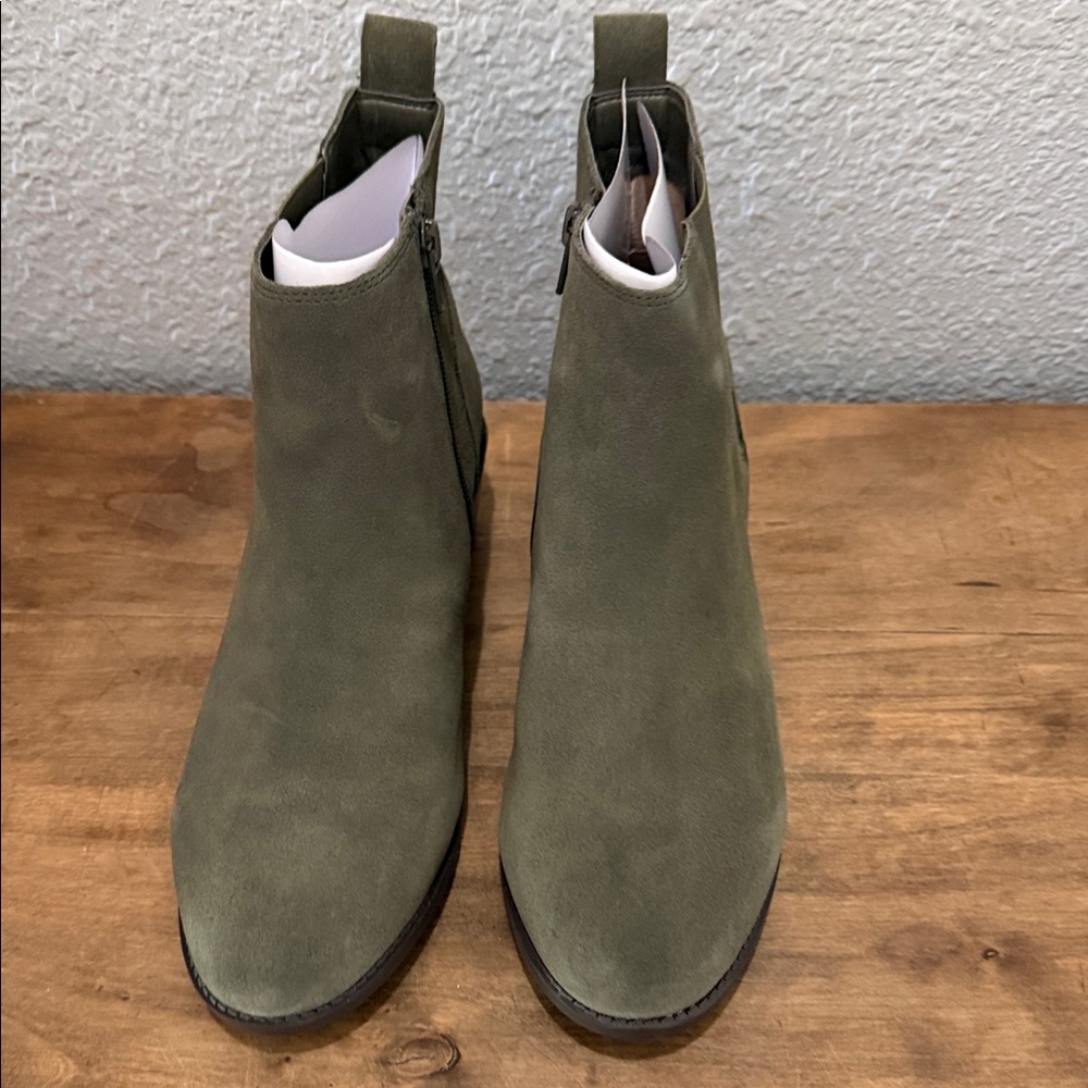 Vionic Olive Green Suede Ankle Boots size 9.5 wide NEW IN BOX - Picture 2 of 10